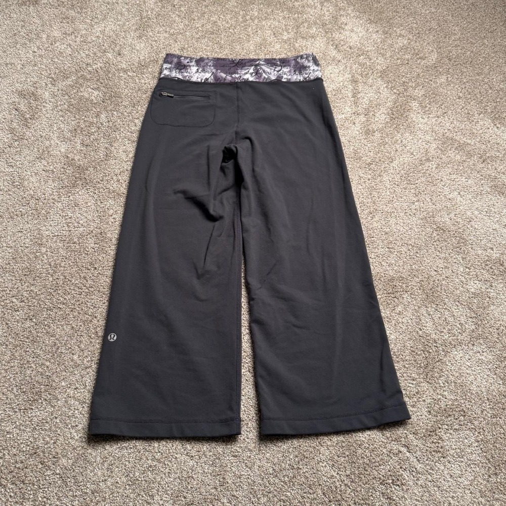 GREY LULULEMON "TEXT WAISTBAND" CAPRIS